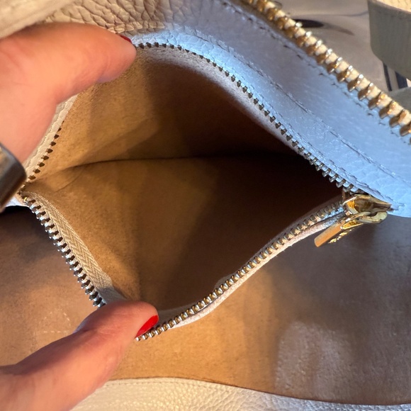 Cuyana Leather Tote – Pearl Grey with Gold Hardware - Picture 8 of 9